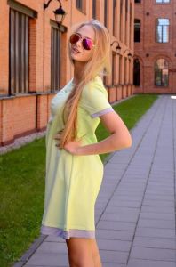 Sukienka trapezowaa z kontrastową lamówką
