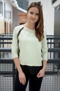 Bluzka z przezroczystymi wstawkami i ozdobą przy dekolcie