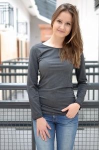 Bluzka delikatnie dekatyzowana.