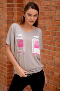 Bluzka oversize z nadrukowanymi flakonami perfum