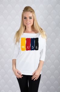 Bluzka z wyszywanym napisem MUSE