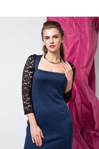Elegancka dopasowana sukienka z koronką GR1274 Akwamaryna