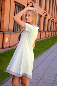 Sukienka trapezowaa z kontrastową lamówką