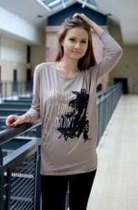 Bluzka z nadrukowanym napisem i z ozdobnym kwiatem