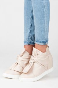 SNEAKERSY Z KOKARDĄ M260BE