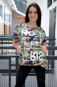 Bluzka moro z napisami ozdobiona dżetami
