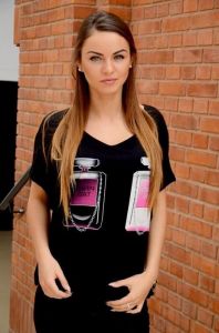 Bluzka oversize z nadrukowanymi flakonami perfum
