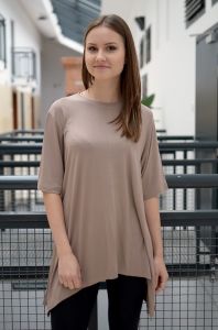 Tunika oversize z krótkim rękawem.