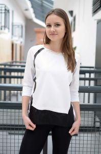 Bluzka z przezroczystymi wstawkami i ozdobą przy dekolcie