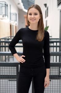 Bluzka klasyczna gładka.
