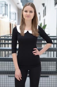 Bluzka z białym kołnierzykiem