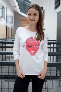 Klasyczna bluzka z ciekawym nadrukiem ozdobiona dżetami