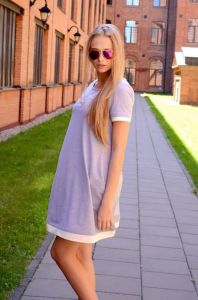 Sukienka trapezowaa z kontrastową lamówką