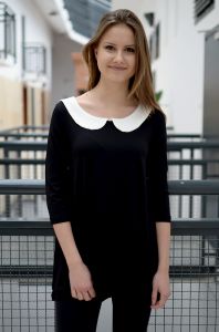 Luźna bluzka z białym kołnierzykiem
