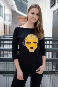 Klasyczna bluzka z ciekawym nadrukiem ozdobiona dżetami