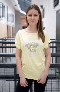 Bluzka z krótkim rękawem z ozdobną aplikacją.