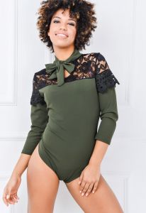Eleganckie body ażurowa koronka i wiązanie